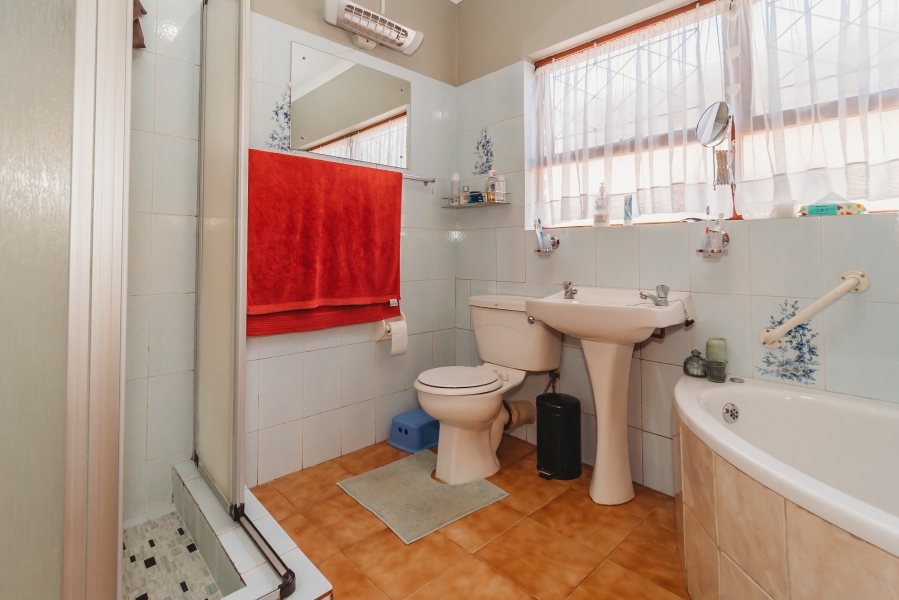 5 Bedroom Property for Sale in Heatherlands Western Cape